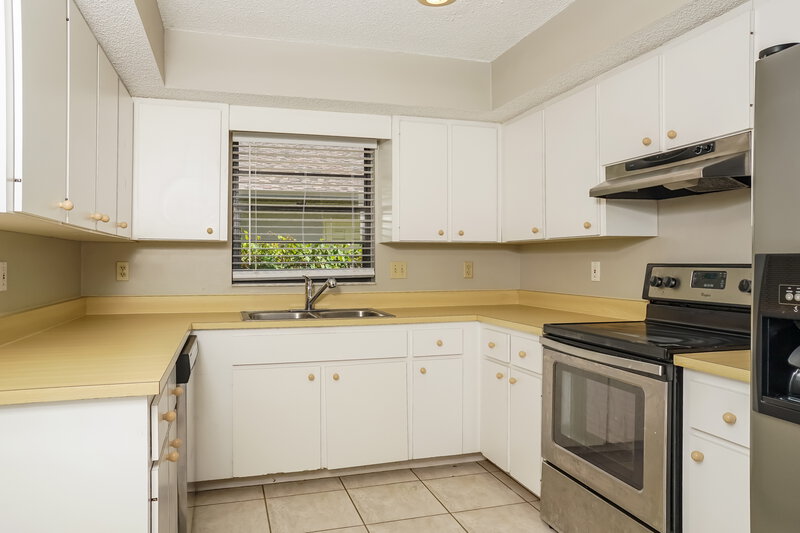 2,615/Mo, 4913 Ithaca Ln Sarasota, FL 34243 Kitchen View