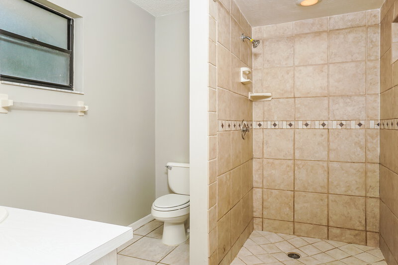2,615/Mo, 4913 Ithaca Ln Sarasota, FL 34243 Main Bathroom View