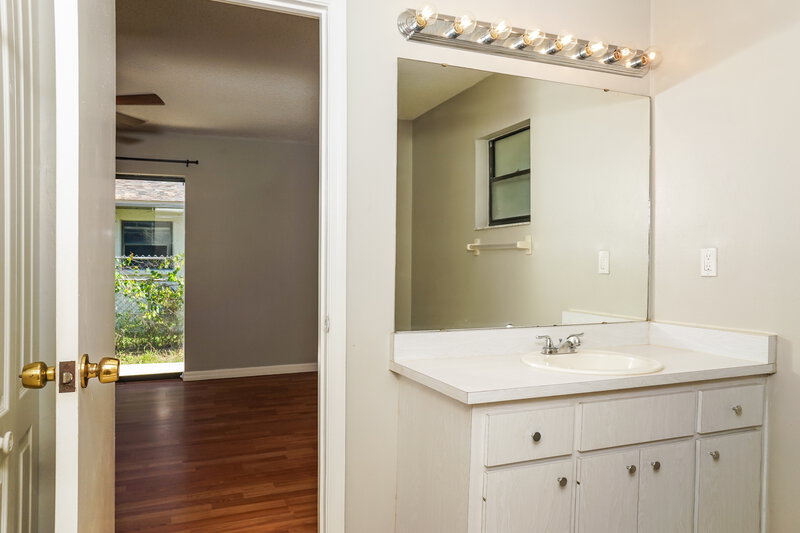 2,615/Mo, 4913 Ithaca Ln Sarasota, FL 34243 Main Bathroom View 2