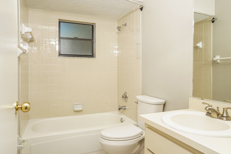 2,615/Mo, 4913 Ithaca Ln Sarasota, FL 34243 Bathroom View