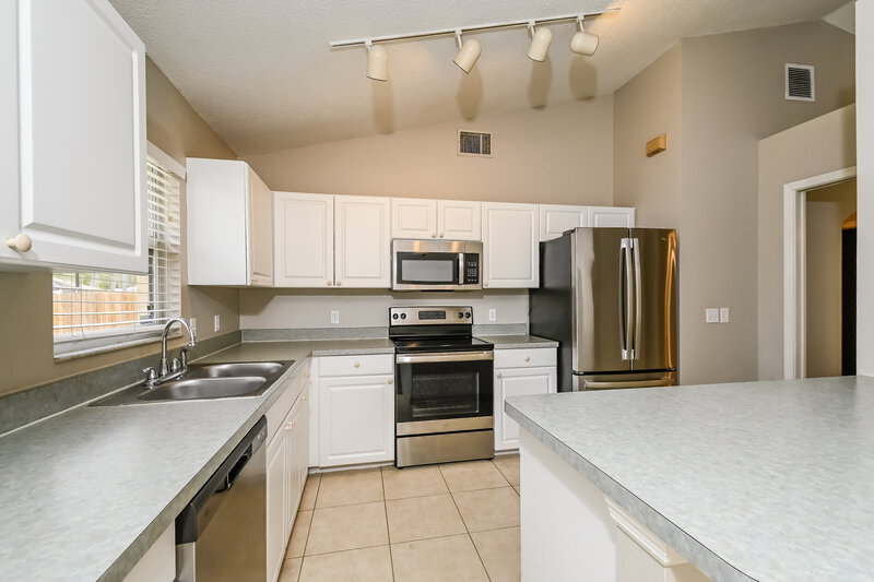 2,355/Mo, 7823 48th Pl E Bradenton, FL 34203 Kitchen View