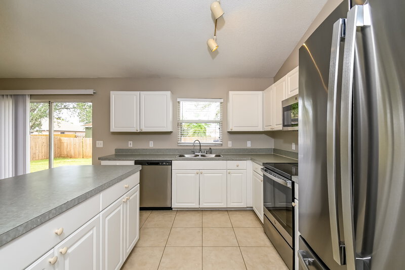2,355/Mo, 7823 48th Pl E Bradenton, FL 34203 Kitchen View 2