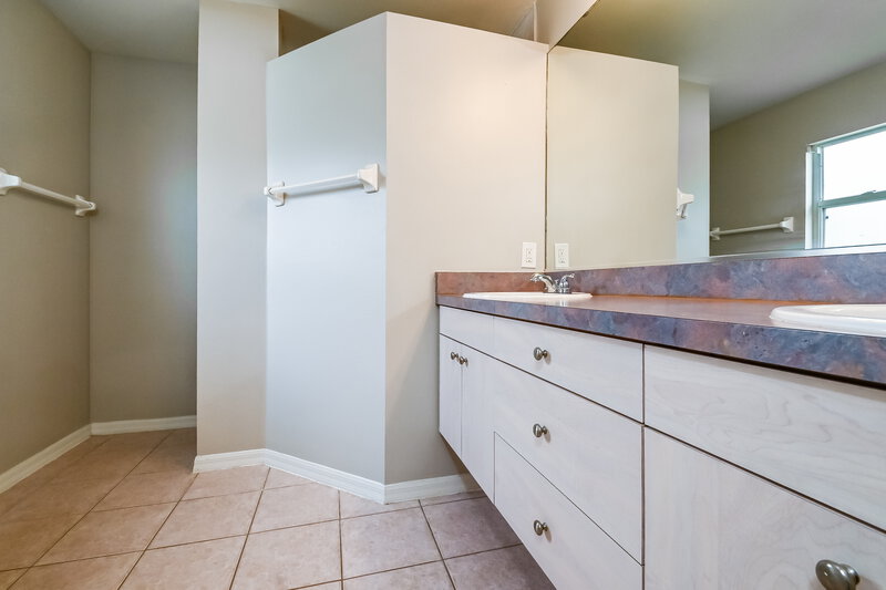 2,355/Mo, 7823 48th Pl E Bradenton, FL 34203 Main Bathroom View