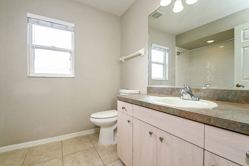 2,355/Mo, 7823 48th Pl E Bradenton, FL 34203 Bathroom View