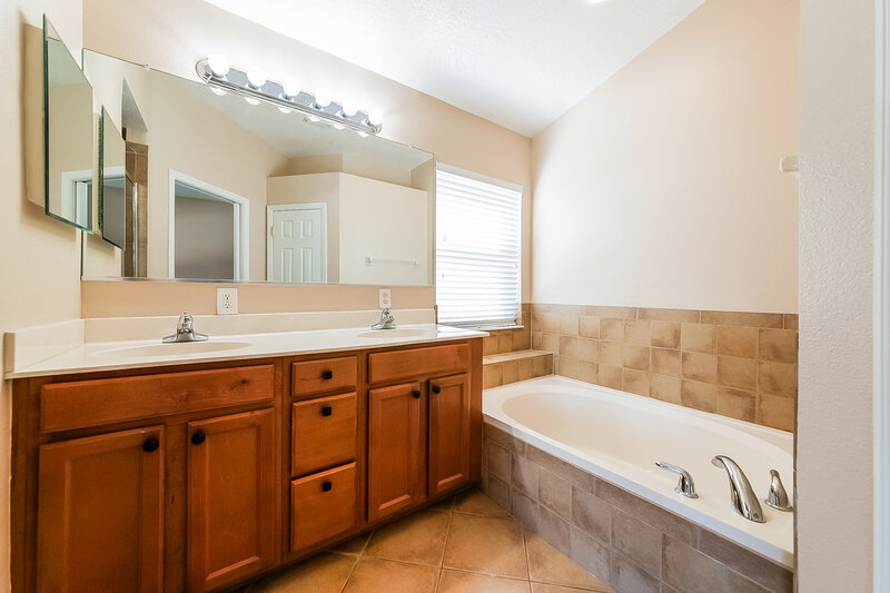 2,465/Mo, 15307 Skip Jack Loop Lakewood Ranch, FL 34202 Main Bathroom View