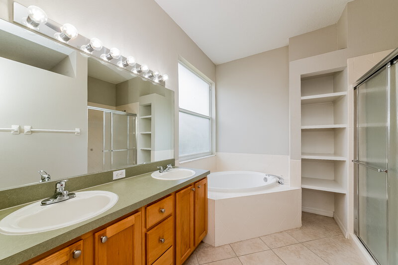 2,505/Mo, 1252 Millbrook Cir Bradenton, FL 34212 Main Bathroom View