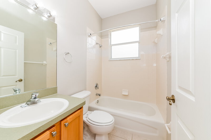 2,505/Mo, 1252 Millbrook Cir Bradenton, FL 34212 Bathroom View