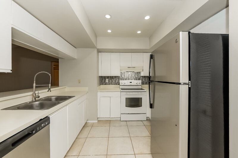 2,685/Mo, 4725 Country Oaks Blvd Sarasota, FL 34243 Kitchen View