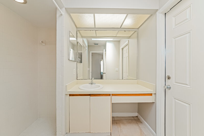 2,685/Mo, 4725 Country Oaks Blvd Sarasota, FL 34243 Main Bathroom View