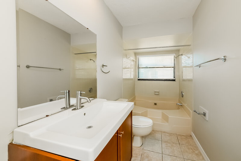 2,685/Mo, 4725 Country Oaks Blvd Sarasota, FL 34243 Bathroom View