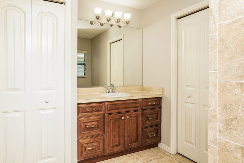 2,170/Mo, 433 San Lorenzo Ct Bradenton, FL 34208 Main Bathroom View