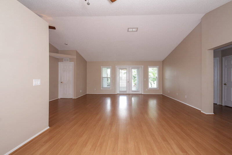 2,400/Mo, 11109 3rd Ave E Bradenton, FL 34212 Living Room View 2