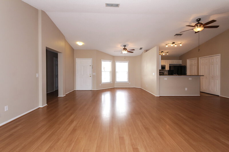 2,400/Mo, 11109 3rd Ave E Bradenton, FL 34212 Living Room View 3