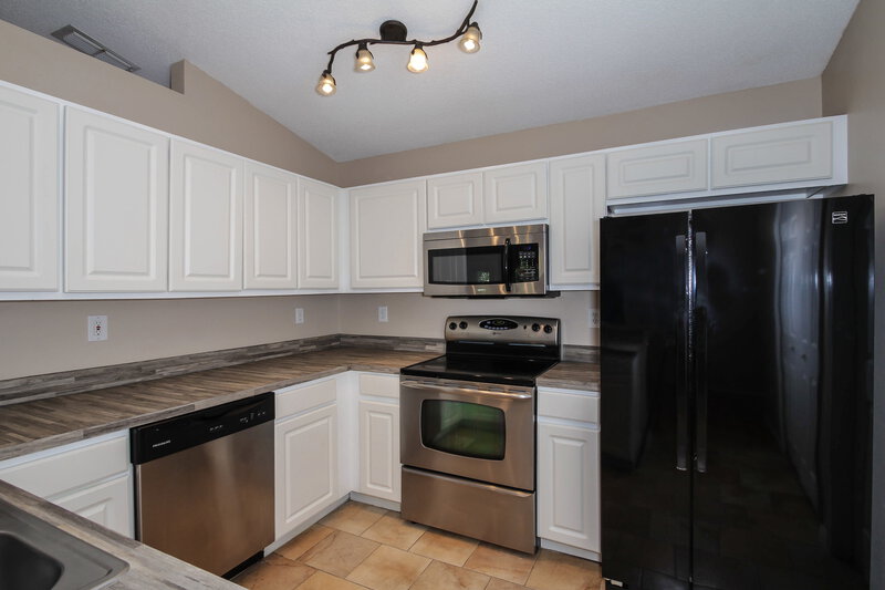 2,400/Mo, 11109 3rd Ave E Bradenton, FL 34212 Kitchen View