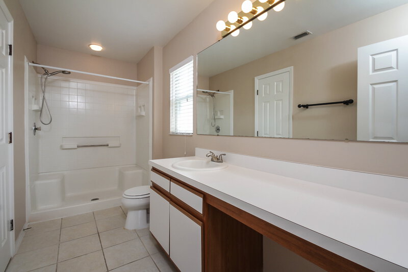2,400/Mo, 11109 3rd Ave E Bradenton, FL 34212 Bathroom View