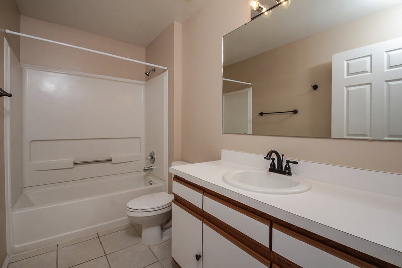 2,400/Mo, 11109 3rd Ave E Bradenton, FL 34212 Bathroom View 2