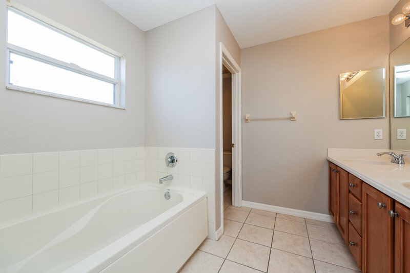2,485/Mo, 7032 Chatum Light Run Bradenton, FL 34212 Main Bathroom View