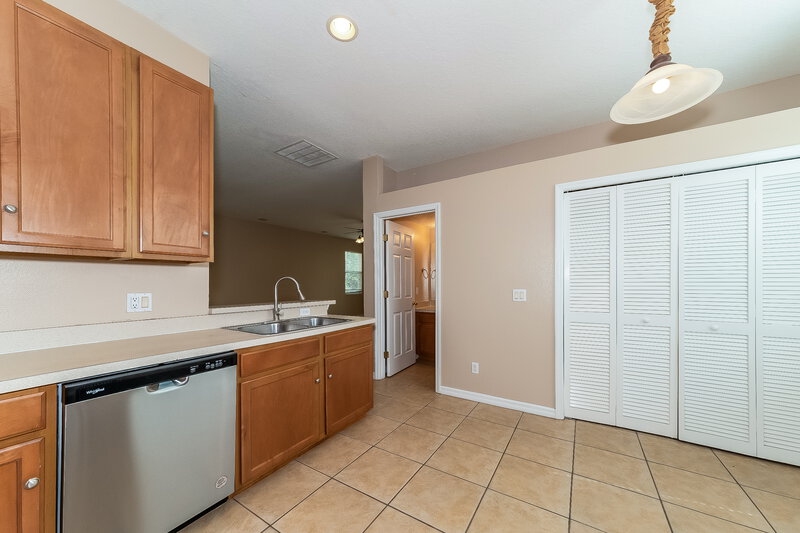 2,520/Mo, 14248 Gnatcatcher Ter Lakewood Ranch, FL 34202 Kitchen View 2