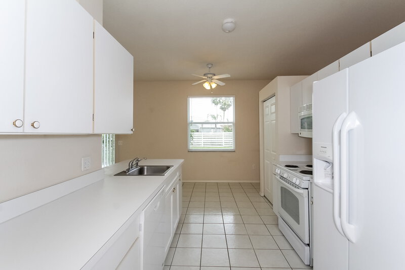 1,760/Mo, 9208 69th Ave E Palmetto, FL 34221 Kitchenlarge View