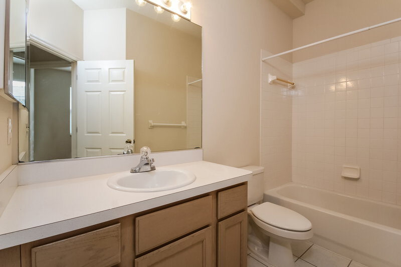 1,760/Mo, 9208 69th Ave E Palmetto, FL 34221 Bathroomlarge View