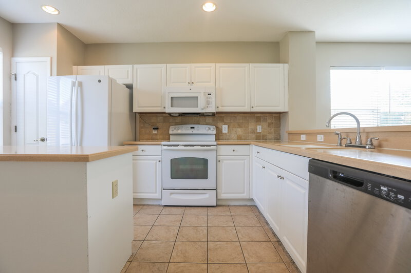 2,480/Mo, 4924 Forest Creek Trl Parrish, FL 34219 Kitchen View 2