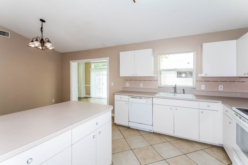 2,650/Mo, 4637 72nd Ct E Bradenton, FL 34203 Kitchen View