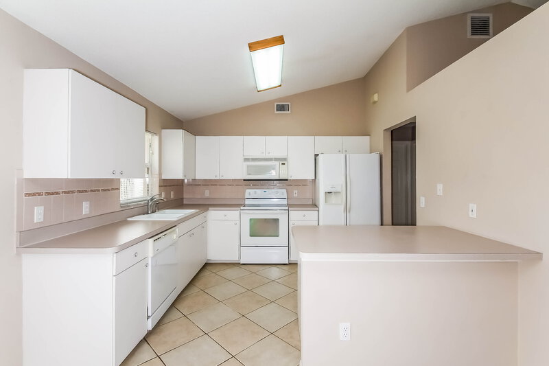 2,650/Mo, 4637 72nd Ct E Bradenton, FL 34203 Kitchen View 2