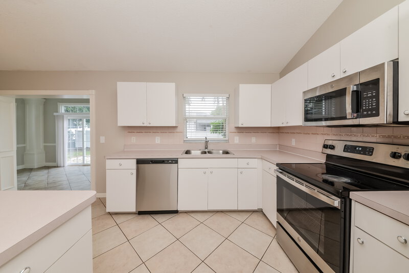 2,355/Mo, 4637 72nd Ct E Bradenton, FL 34203 Kitchen View