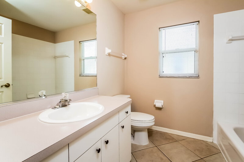 2,650/Mo, 4637 72nd Ct E Bradenton, FL 34203 Bathroom View