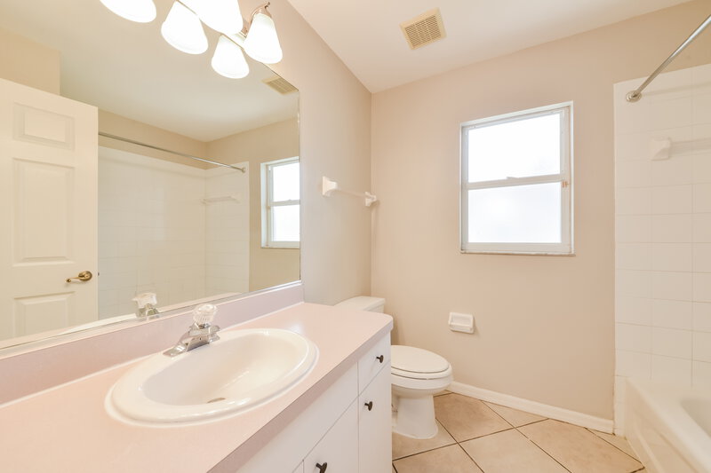 2,355/Mo, 4637 72nd Ct E Bradenton, FL 34203 Bathroom View