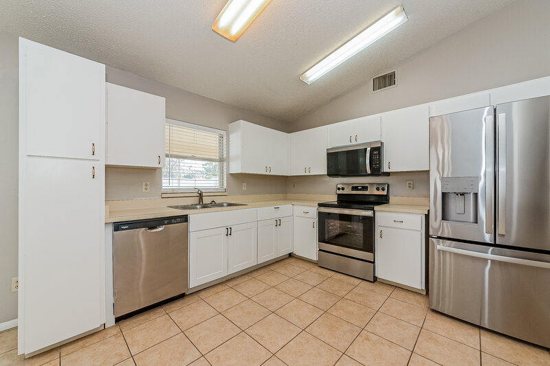 1,955/Mo, 5102 25th Avenue Dr E Palmetto, FL 34221 Kitchen View 2