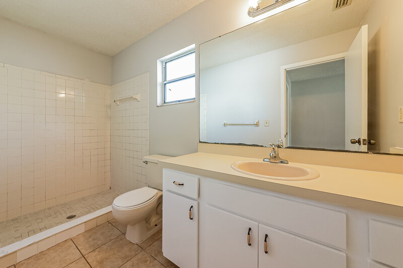 1,955/Mo, 5102 25th Avenue Dr E Palmetto, FL 34221 Main Bathroom View