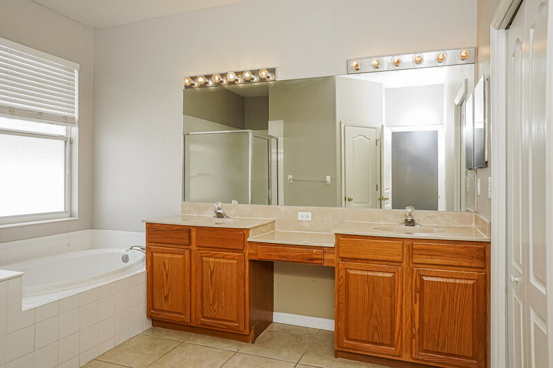 2,480/Mo, 1792 Old Summerwood Blvd Sarasota, FL 34232 Main Bathroom View
