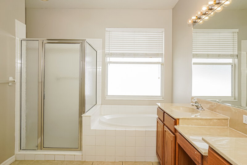 2,480/Mo, 1792 Old Summerwood Blvd Sarasota, FL 34232 Main Bathroom View 2