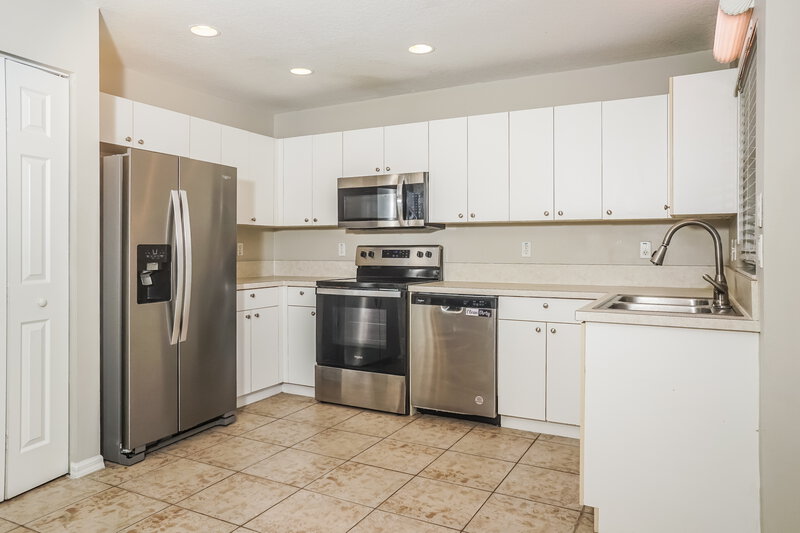 2,425/Mo, 4638 Breezy Pines Blvd Sarasota, FL 34232 Kitchen View 2