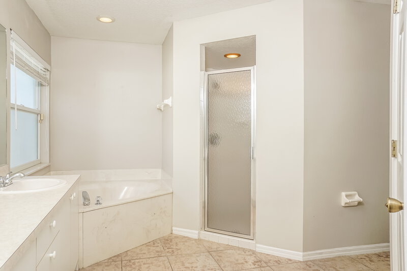 2,425/Mo, 4638 Breezy Pines Blvd Sarasota, FL 34232 Main Bathroom View