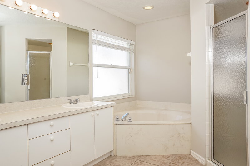 2,425/Mo, 4638 Breezy Pines Blvd Sarasota, FL 34232 Main Bathroom View 2