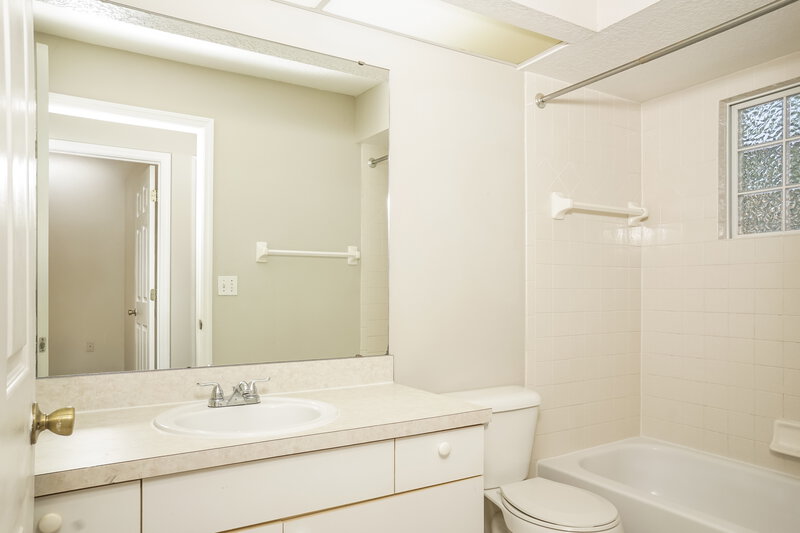 2,425/Mo, 4638 Breezy Pines Blvd Sarasota, FL 34232 Bathroom View