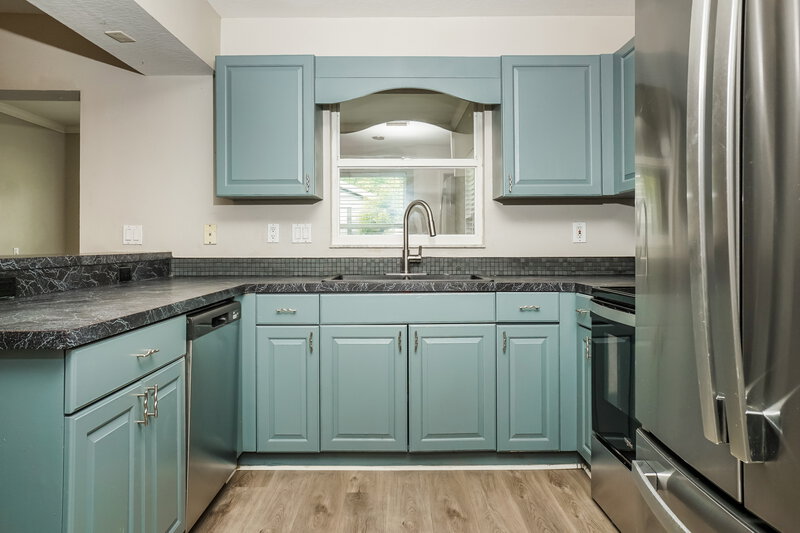 2,030/Mo, 5146 Old Ashwood Dr Sarasota, FL 34233 Kitchen View 2