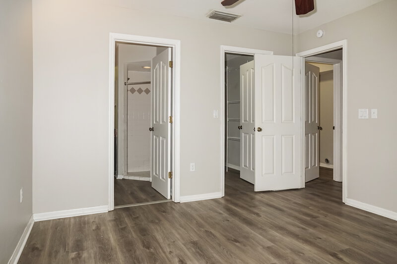 2,030/Mo, 5146 Old Ashwood Dr Sarasota, FL 34233 Main Bedroom View 2