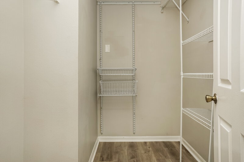 2,030/Mo, 5146 Old Ashwood Dr Sarasota, FL 34233 Walk In Closet View