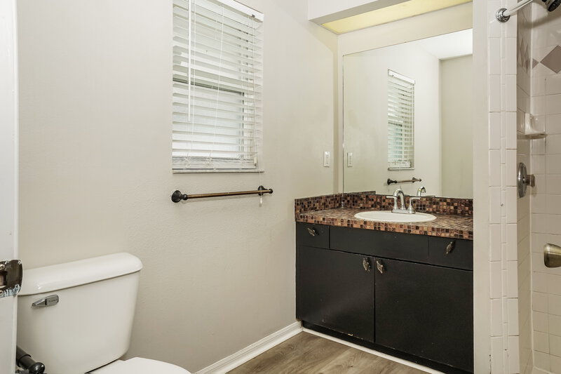 2,030/Mo, 5146 Old Ashwood Dr Sarasota, FL 34233 Main Bathroom View