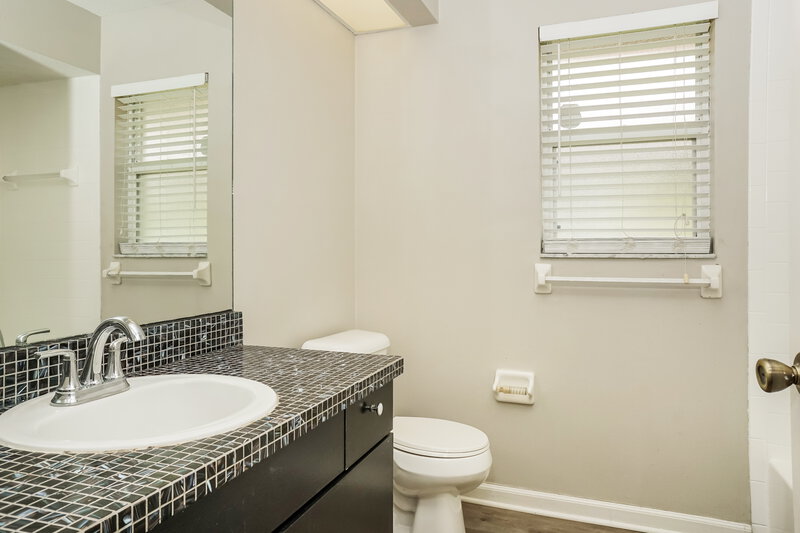 2,030/Mo, 5146 Old Ashwood Dr Sarasota, FL 34233 Bathroom View
