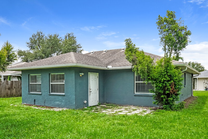2,030/Mo, 5146 Old Ashwood Dr Sarasota, FL 34233 Rear View