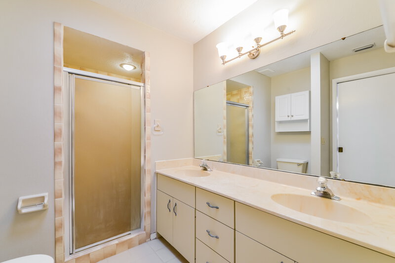 2,790/Mo, 5453 Colonial Oaks Blvd Sarasota, FL 34232 Main Bathroom View