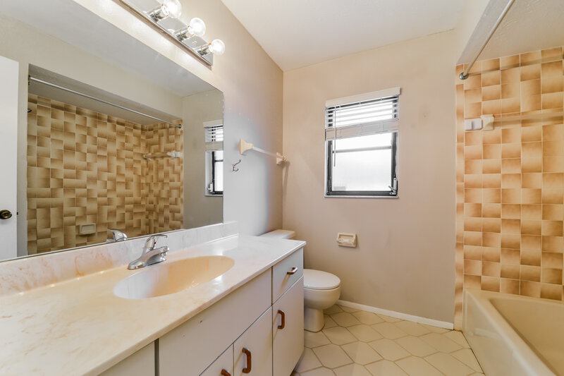 2,790/Mo, 5453 Colonial Oaks Blvd Sarasota, FL 34232 Bathroom View