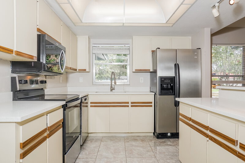 2,490/Mo, 2157 Black Oak Ct Sarasota, FL 34232 Kitchen View 2