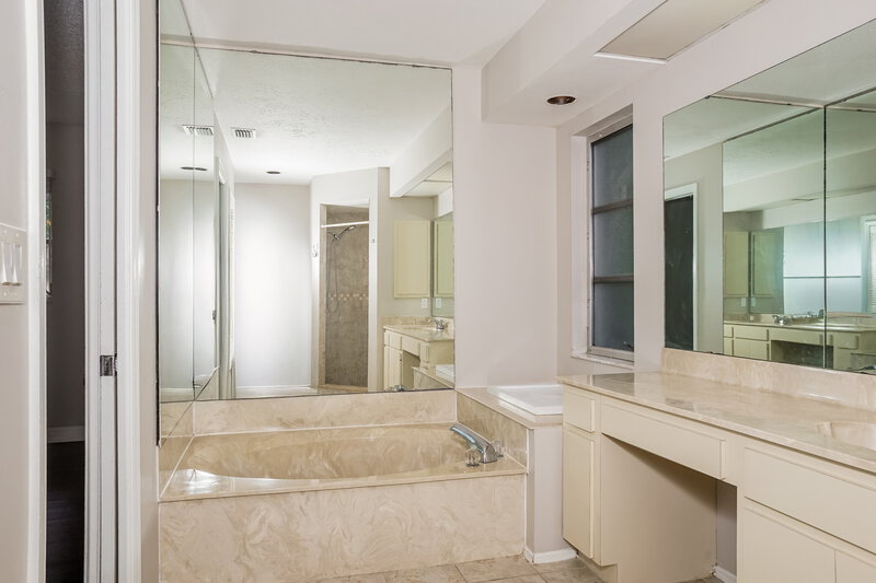 2,490/Mo, 2157 Black Oak Ct Sarasota, FL 34232 Main Bathroom View
