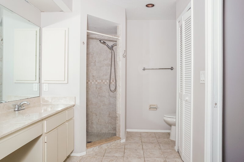 2,490/Mo, 2157 Black Oak Ct Sarasota, FL 34232 Main Bathroom View 2