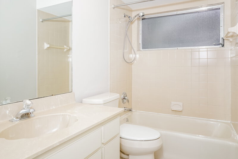 2,490/Mo, 2157 Black Oak Ct Sarasota, FL 34232 Bathroom View